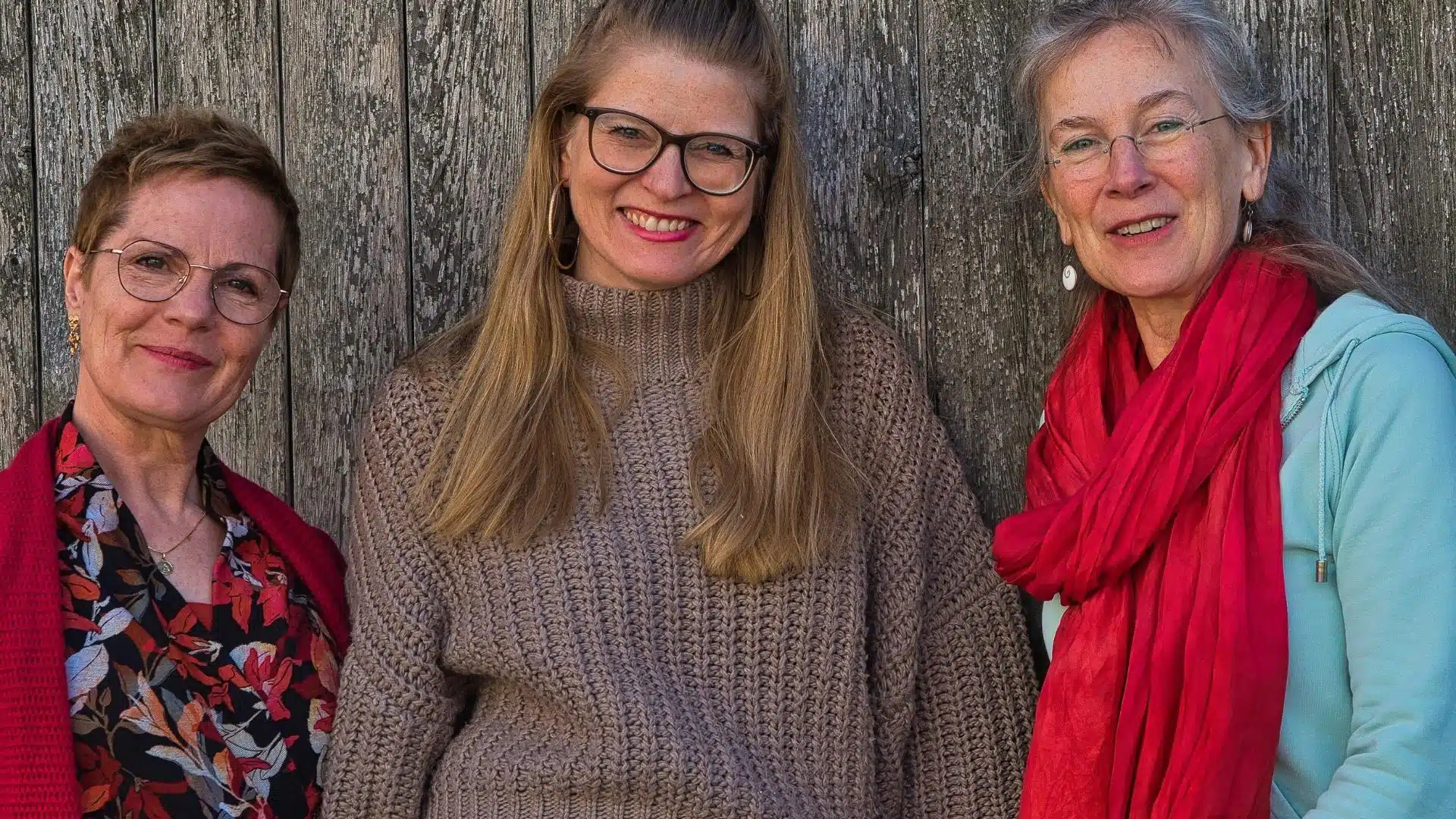 Die drei Vocal-Coaches Sylvia Lee, Beate Kynast und Claudia Wauschke vor einer Holzwand
