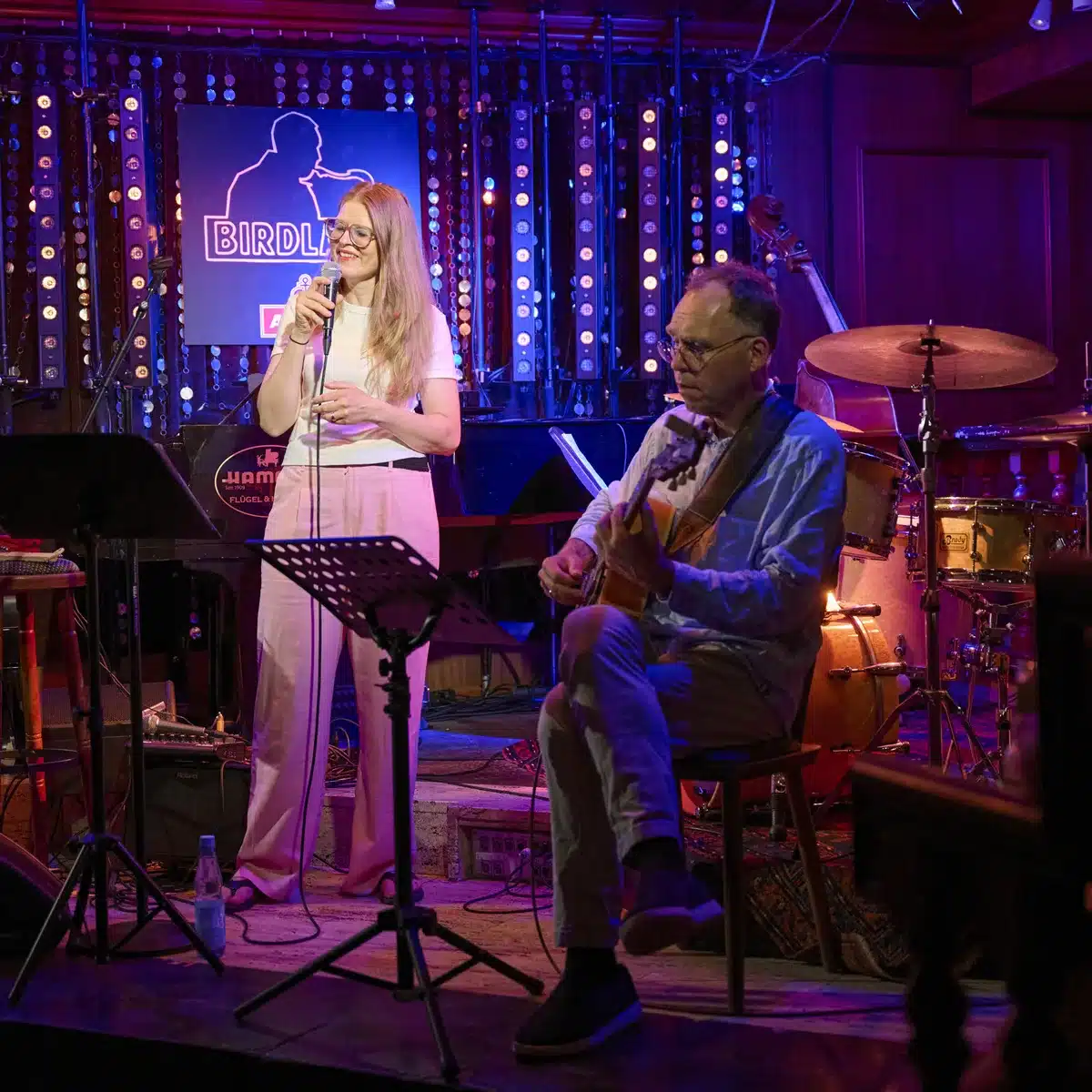 Sylvia Lee singt im Birdland Hamburg, begleitet von einem Gitarristen